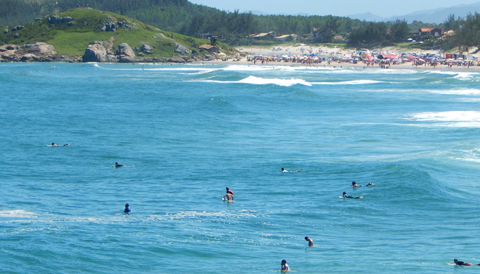 O que fazer na Praia da Ferrugem: Surfe e Esportes Aquáticos