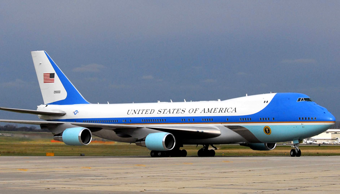 Avião oficial do presidente dos Estados Unidos: Air Force One (atualmente um Boeing 747-200B)