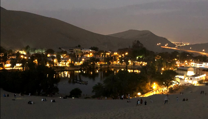 O que fazer em Huacachina (Peru): Vista noturna da vila
