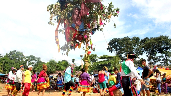 Festas Populares do Peru: Ritual de yunza, no carnaval peruano