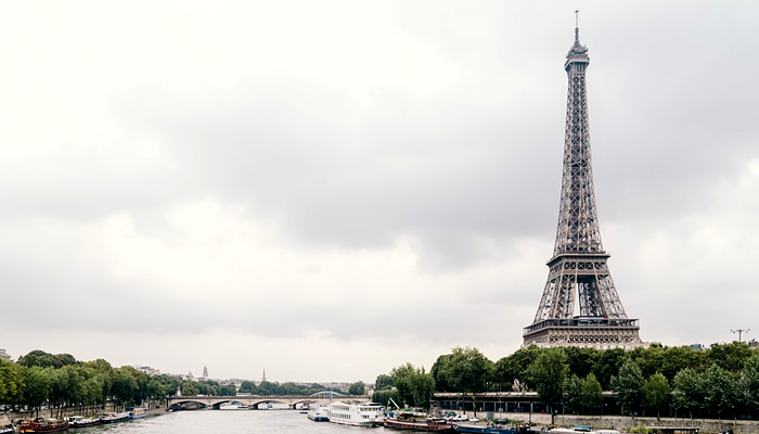 Curiosidades e História da Torre Eiffel: Torre Eiffel vista do Rio Sena