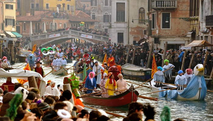 Festas Típicas da Itália: Gondoleiros desfilando durante a Carnaval de Veneza