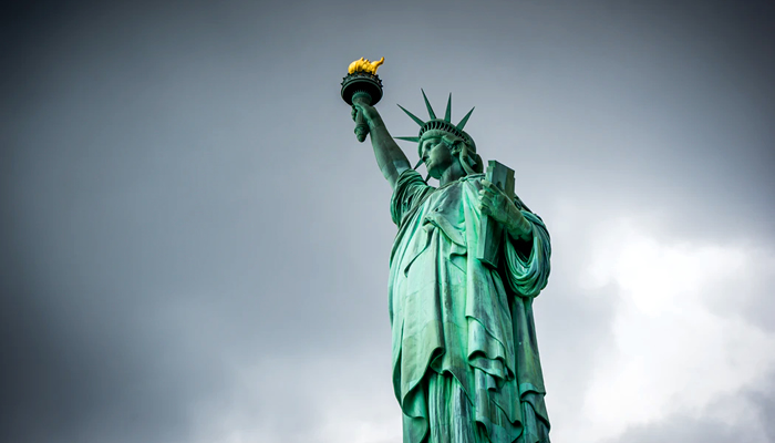 História e Curiosidades da Estátua da Liberdade: A Estátua da Liberdade segura uma tocha na mão direita e a Declaração da Independência dos EUA na esquerda