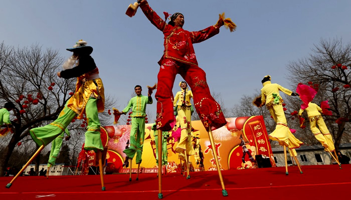 Festival das Lanternas da China: Apresentação sobre pernas de pau