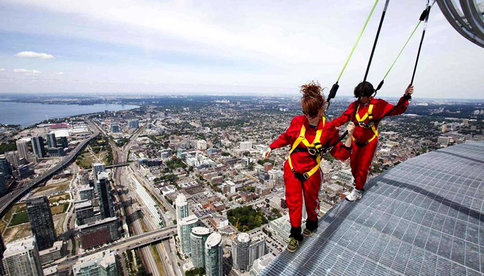 Pontos Turísticos de Toronto, no Canadá: Edge Walk (CN Tower)