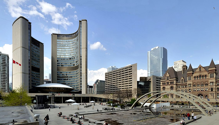 Pontos Turísticos de Toronto, no Canadá: Nathan Phillips Square com o City Hall à esquerda