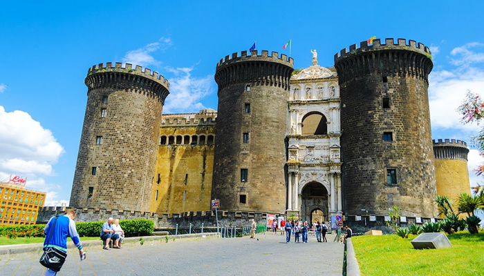 Castelos Incríveis da Itália: Castelo Nuovo