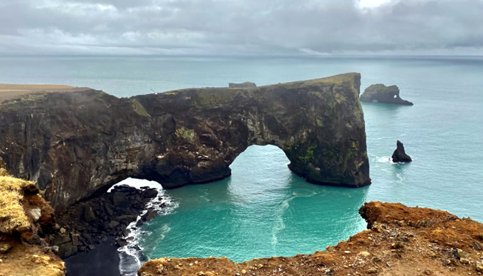 As melhores praias de areia preta da Islândia: Arco de Dyrholaey