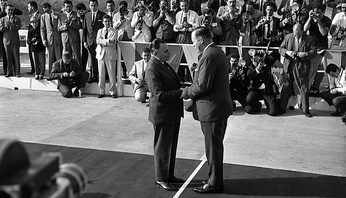 Encontro do general Castelo Branco com o general Stroessner na Ponte da Amizade, em 1965