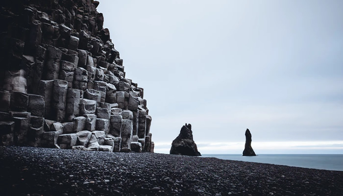 As melhores praias negras da Islândia: Praia Reynisfjara