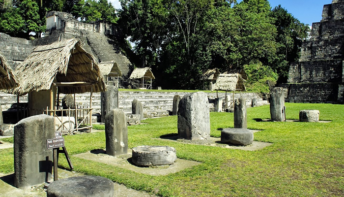 História e Curiosidades do Parque Nacional de Tikal (Guatemala): Altares e pilares de pedra