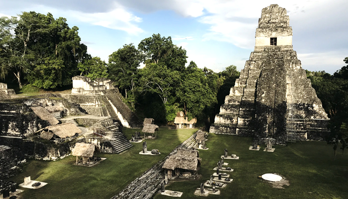 A Grande Praça de Tikal, com o Templo do Grande Jaguar ao fundo (Templo I)