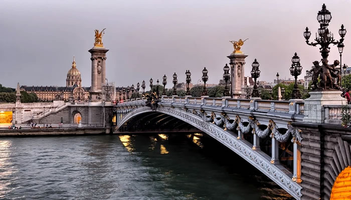 Ponte Alexandre III, uma das 37 pontes que cruzam o Rio Sena