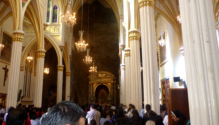 Interior do Santuário de Las Lajas (William Sosa, CC BY-SA 3.0 <https://creativecommons.org/licenses/by-sa/3.0>, via Wikimedia Commons)