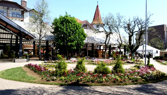 Praça das Flores, com a Rua Coberta ao fundo