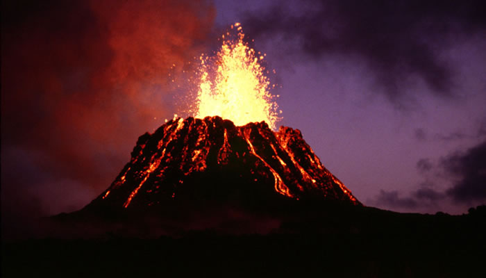 Cone vulcânico de Pu'u 'O'o na zona de rift oriental do Vulcão Kilauea