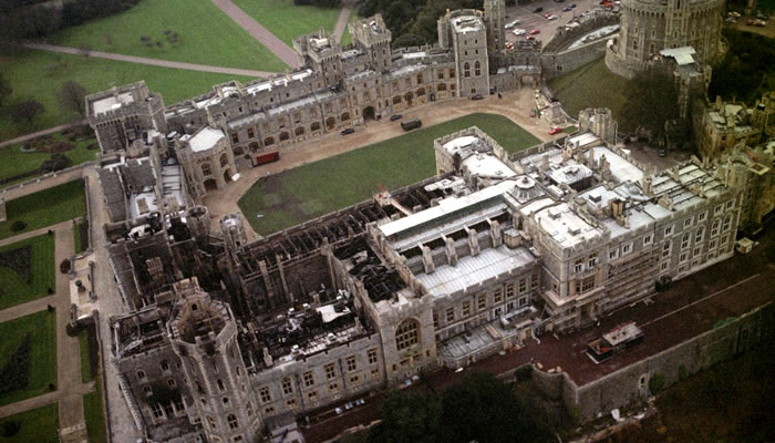 Um incêndio em 20 de novembro de 1992 destruiu parte do Castelo de Windsor, demandando intervenções para reconstrução