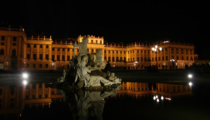 O Palácio de Schönbrunn à noite