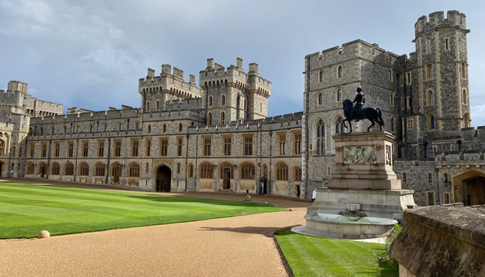 Pátio interno do Castelo de Windsor, com a estátua do Rei Charles II à direita