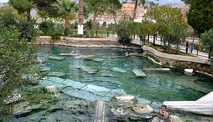 Antique Pool (Piscina de Cleópatra), em Pamukkale, na Turquia
