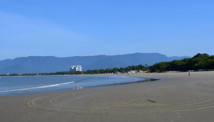 A Praia do Indaiá não conta com infraestrutura fixa, nem com calçadão, mas possui uma extensa faixa de areia e um mar calmo