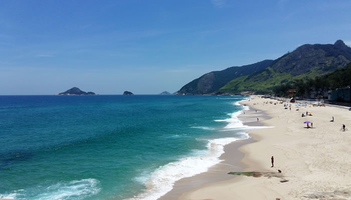 O belo mar da Praia da Macumba, no Rio de Janeiro
