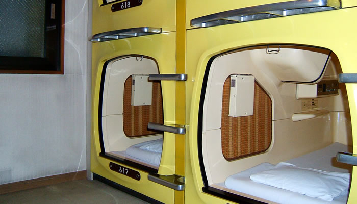 Hotel capsula no japão, vista de duas cabines