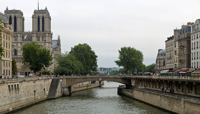 Pontes de Paris: A Petit Pont ao centro, com a Catedral de Notre-Dame à esquerda