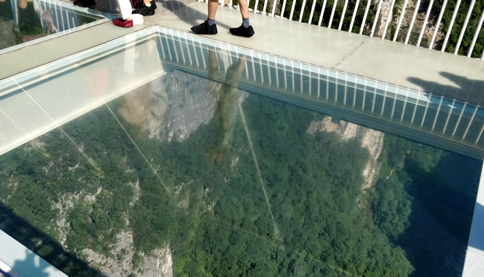 Placa de vidro transparente no piso da Ponte de Vidro de Zhangjiajie
