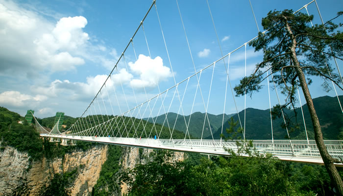 A Ponte de Vidro de Zhangjiajie, na China - A maior ponte de vidro do mundo!