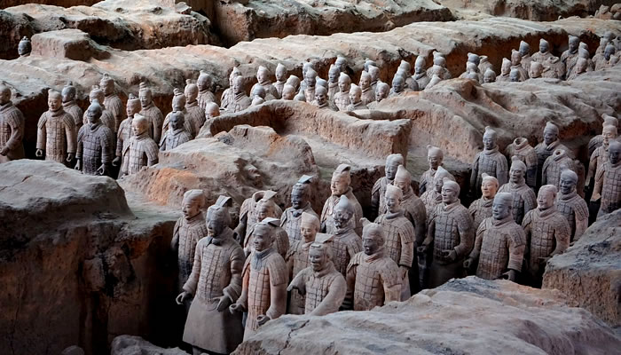 Estátuas do exército de terracota nos poços de escavação