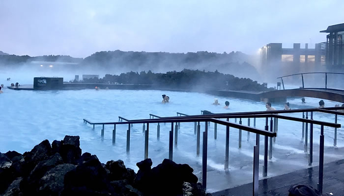 Pessoas tomando banho na Lagoa Azul (Islândia)