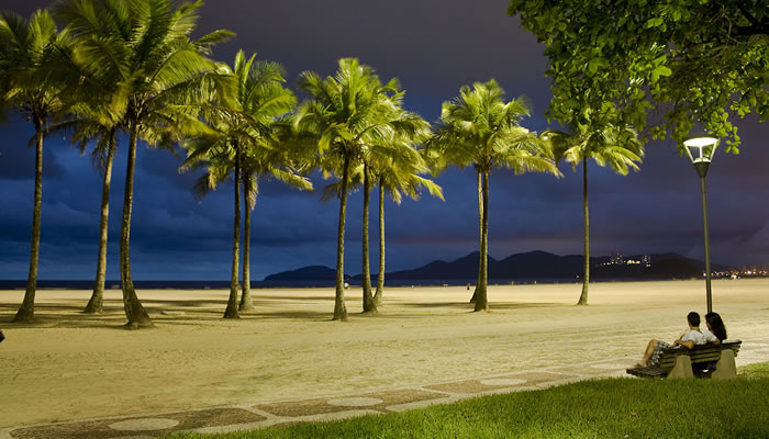 Praia do Gonzaga, em Santos/SP, à noite