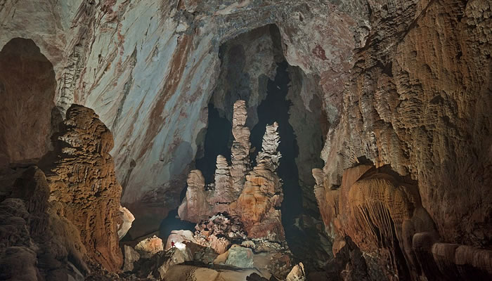 Estalagmites na caverna de Son Doong, no Vietnã