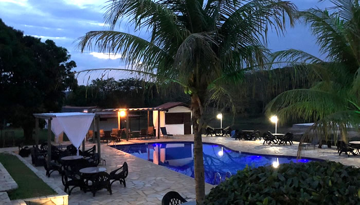 Hotéis Fazenda Próximos a Goiânia: Área de piscina do Hotel Fazenda Raizama