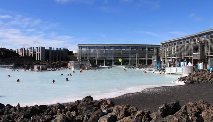 A Lagoa Azul (Islândia) com o Silica Hotel ao fundo