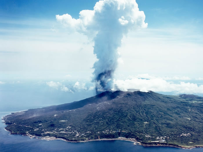 Uma das erupções que ocorreram no ano 2000 na Ilha Miyake-Jima