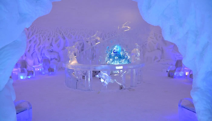 Esculturas de gelo no interior do Snowhotel Kirkene