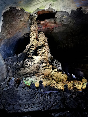 A maior coluna de lava, localizada na Caverna de Manjang