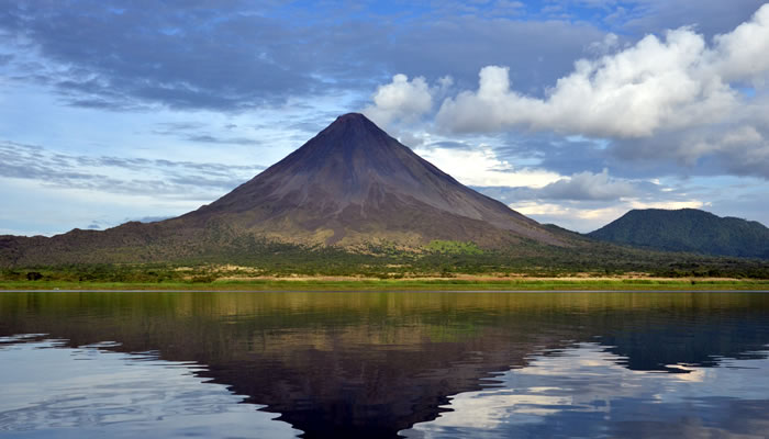 Vulcões da Costa Rica: Vulcão Arenal com o Lago Arenal à frente