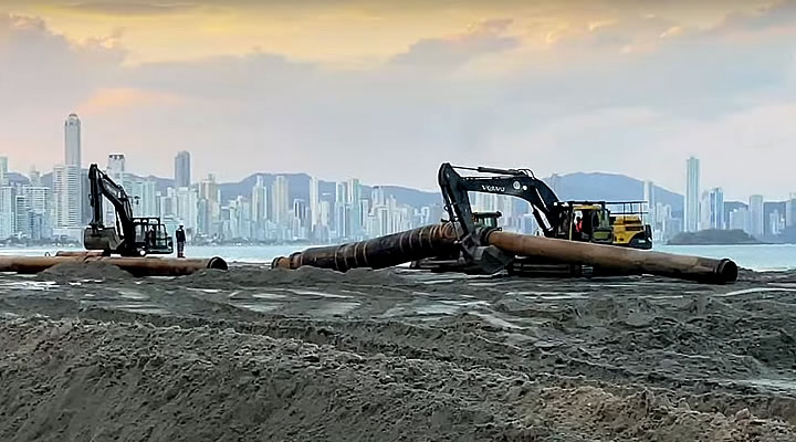 Máquinas trabalhando na obra de ampliação da faixa de areia da Praia Central de Balneário Camboriú