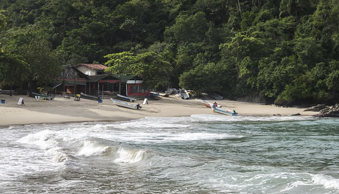 As melhores praias de Paraty (RJ): Praia do Meio na Vila de Trindade