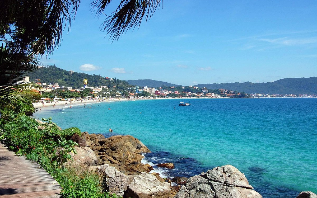 Praias com Água Azul no Brasil: Confira 5 Destaques para Você!