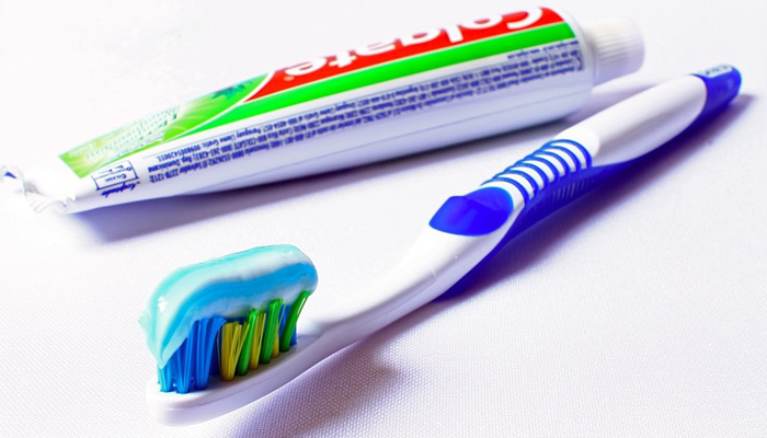 Coisas para levar na mala de mão no avião: Escova e pasta de dente