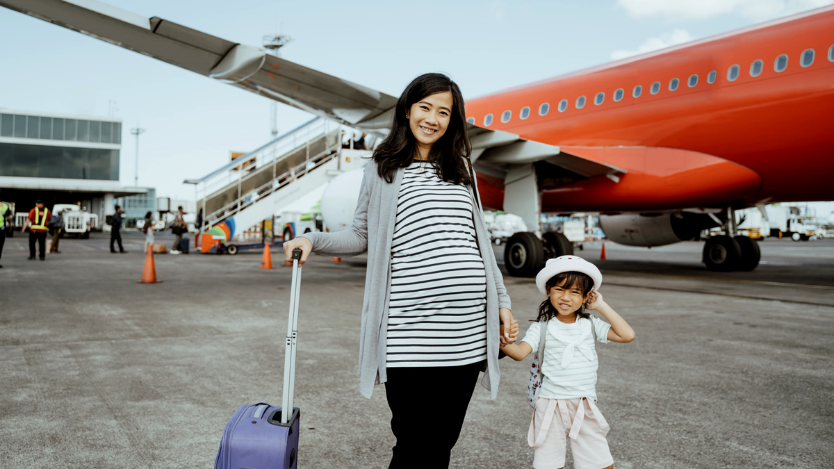Uma mulher grávida pode viajar de avião? Quais são os cuidados?
