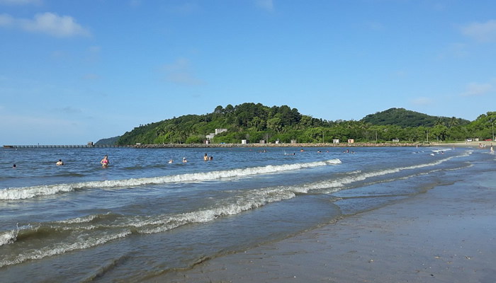 Banhistas no mar da Praia Alegre, em Penha (SC)