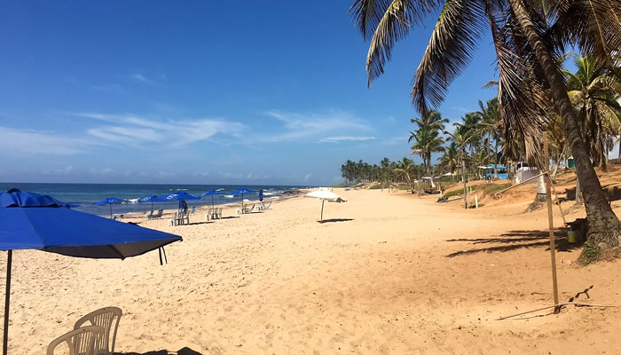 Faixa de areia na Praia de Stella Maris (Bahia)