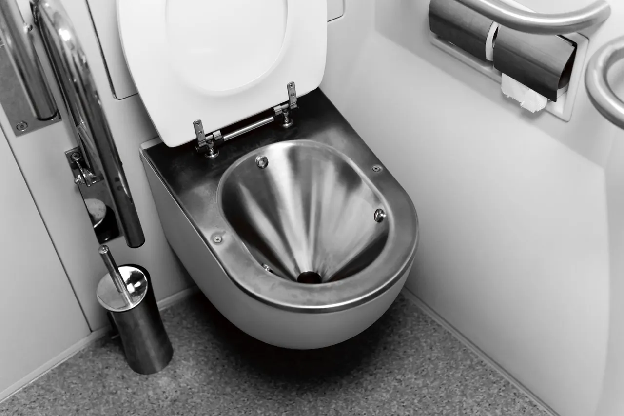 O que acontece quando damos descarga no vaso sanitário do avião?