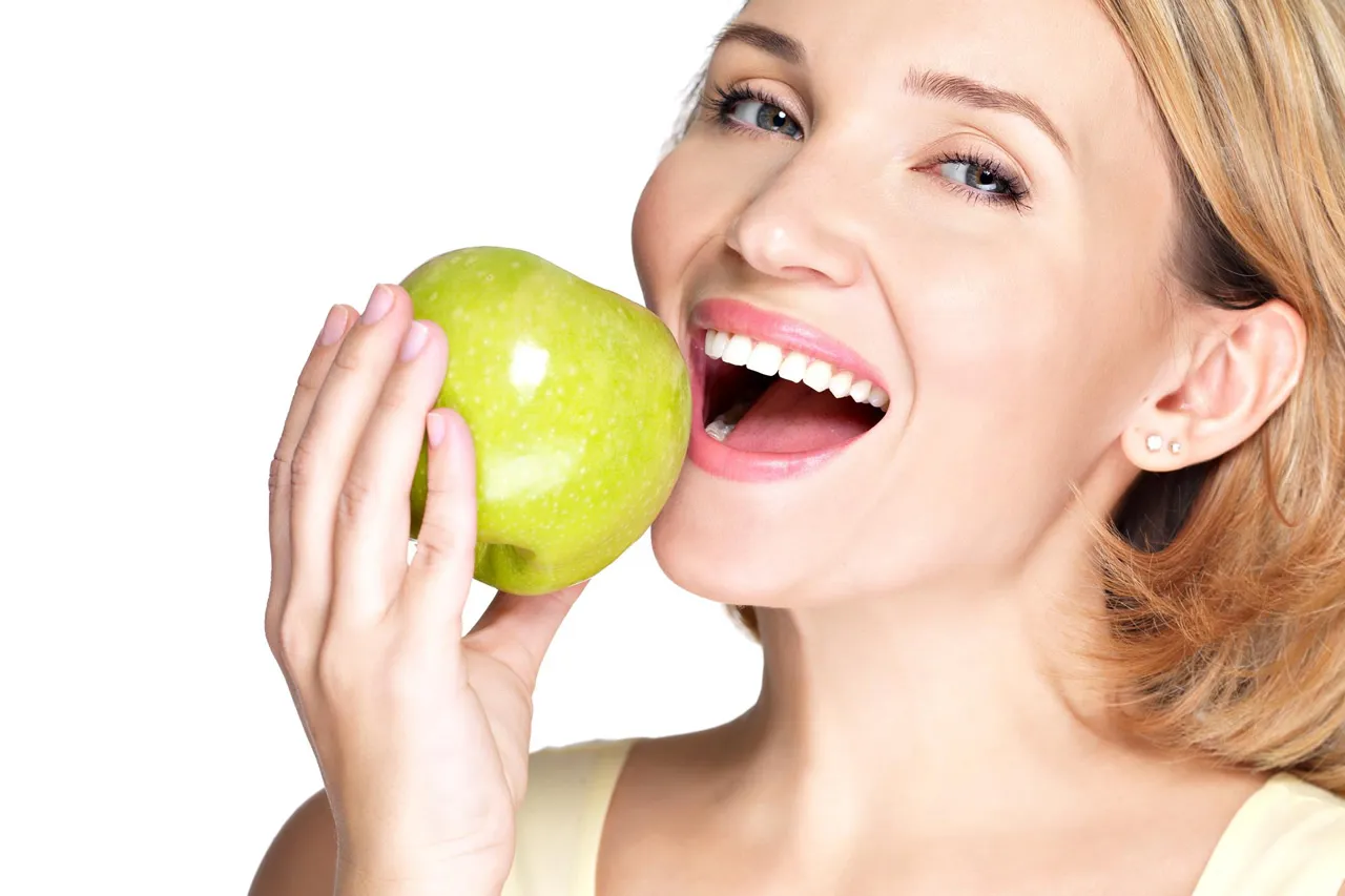 6 alimentos que deixam os seus dentes mais claros naturalmente