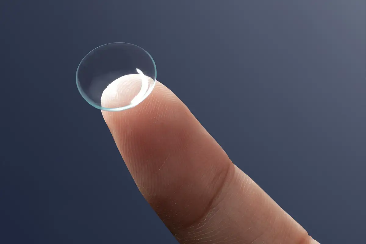 7 practices you should never do when handling contact lenses